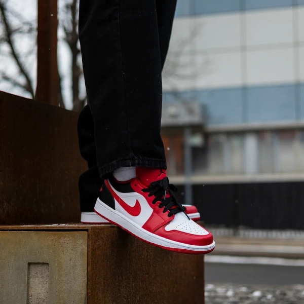 Кроссовки Jordan Air Jordan 1 Low Reverse Black Toe 553558-163 (white-gym red-black)