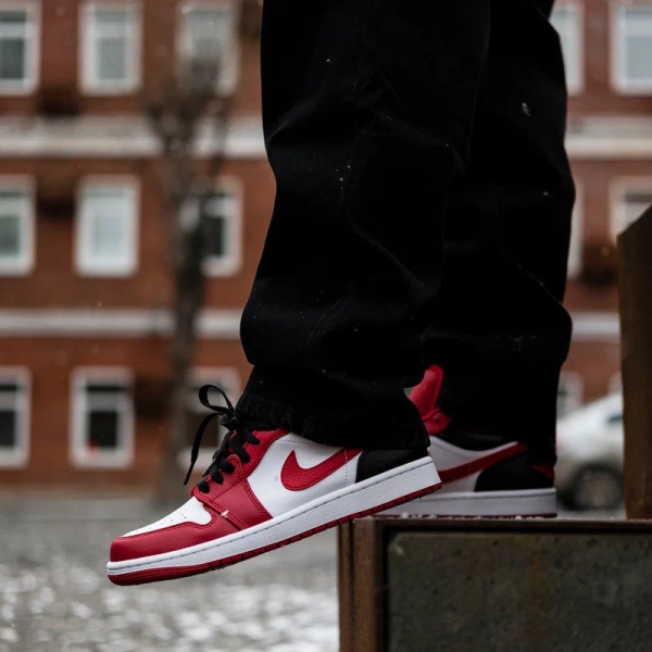 Кроссовки Jordan Air Jordan 1 Low Reverse Black Toe 553558-163 (white-gym red-black)