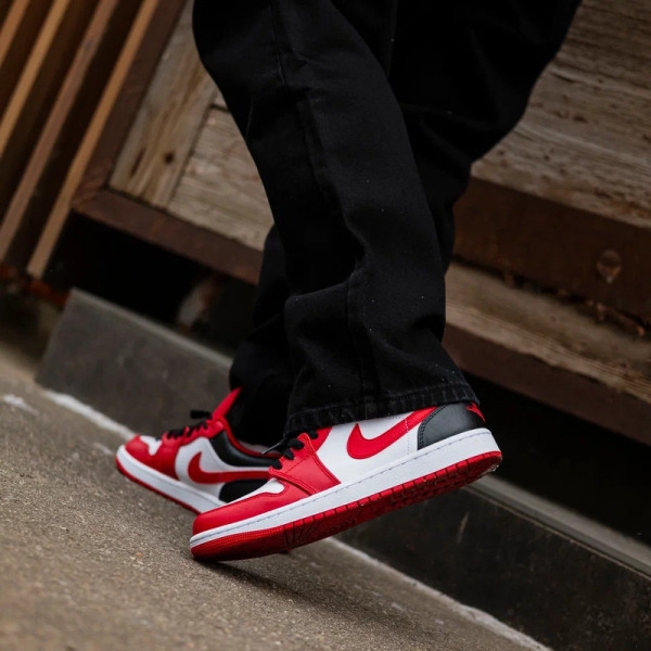 Кроссовки Jordan Air Jordan 1 Low Reverse Black Toe 553558-163 (white-gym red-black)