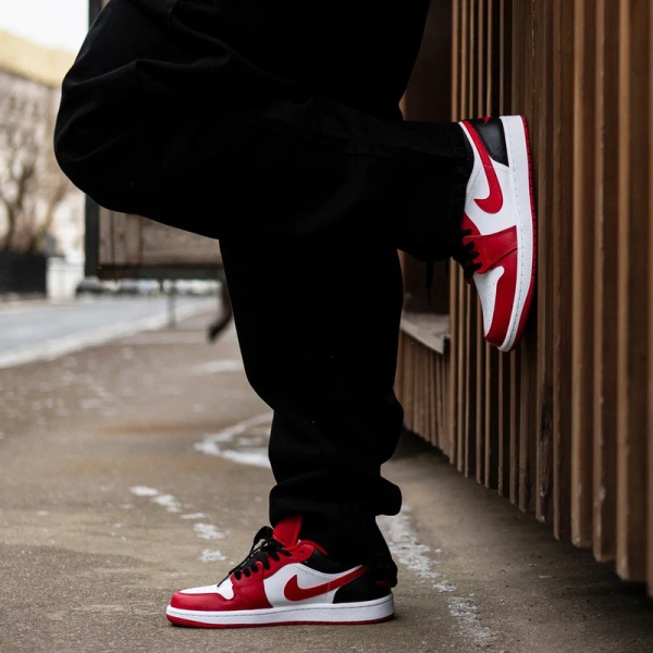 Кроссовки Jordan Air Jordan 1 Low Reverse Black Toe 553558-163 (white-gym red-black)